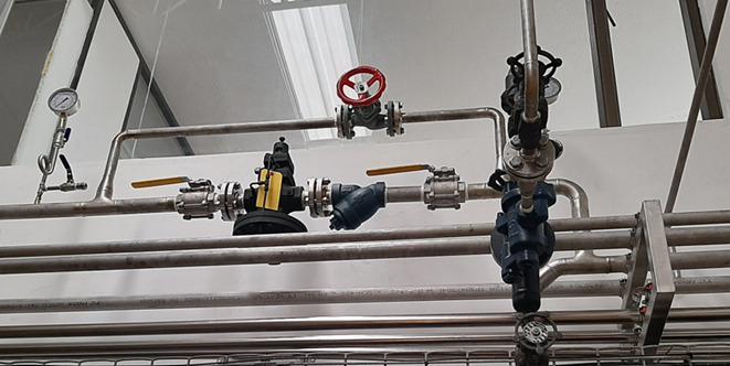 Los sistemas de vapor industrial en su fase de generación trabajan usualmente a presiones elevadas, esto optimiza el desempeño de la caldera y permite correctas velocidades de distribución por tuberías. Cuando el vapor va a ser utilizado en procesos de calentamiento, es recomendable implementar sistemas de reducción y regulación de presión, que permiten el funcionamiento del proceso a presiones seguras, garantizando el flujo de vapor que la demanda del sistema requiere. Por sus propiedades térmicas, el vapor adquiere mayor poder calorífico a bajas presiones, haciéndole mas eficiente. Nuestras válvulas reguladoras de presión Armstrong en combinación con válvulas de control proporcional de nuestra marca, permitirán finalmente un control de temperatura optimo, logrando un excelente producto final.